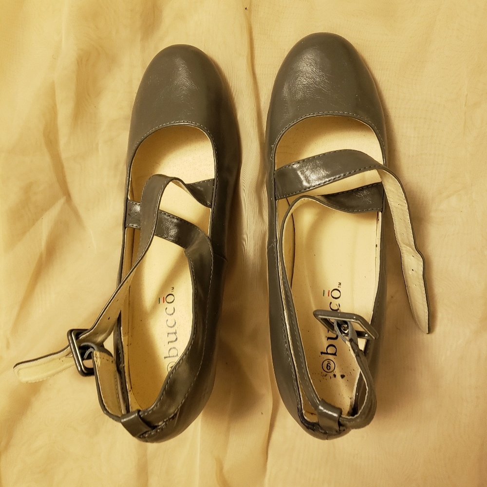 Dark Grey Bucco Round-toe Cross-Strap Heel